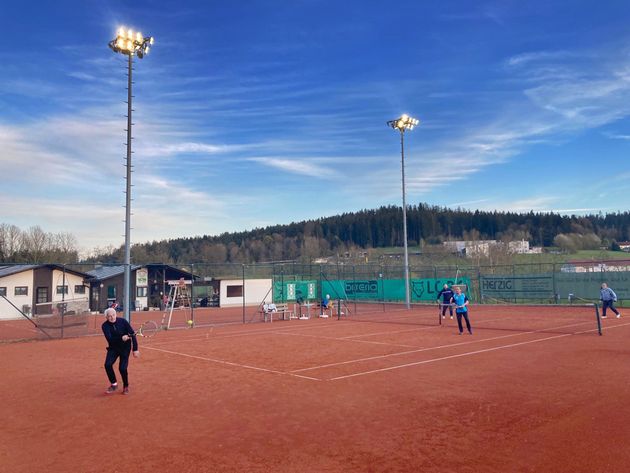 Referenzbeispiel für Flutlichtsanierungen im Tennis