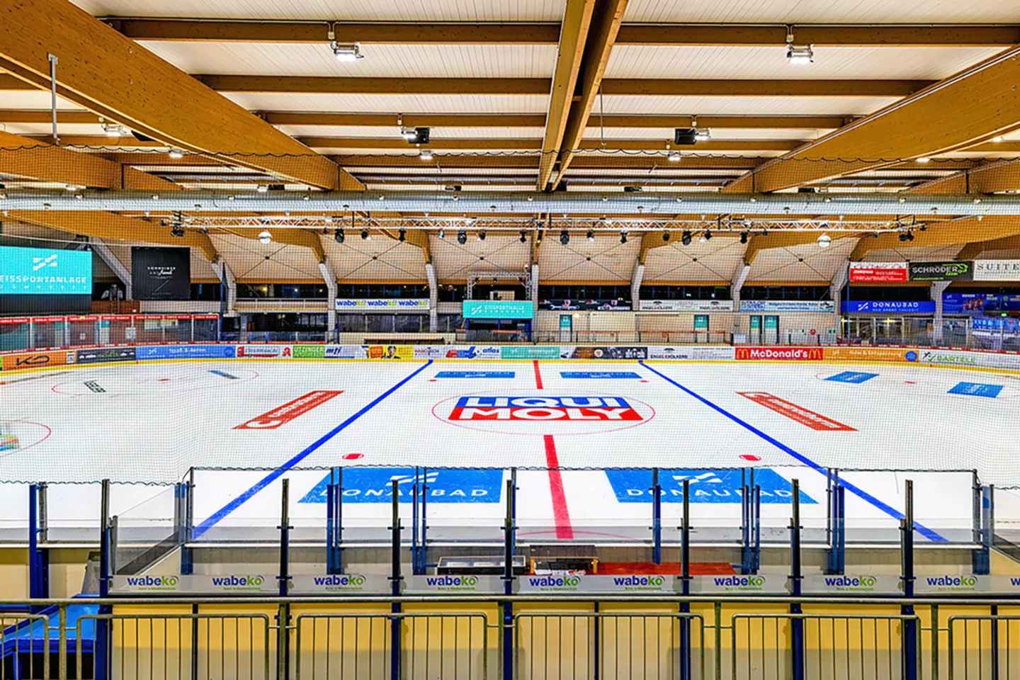 Lichtstarke und langlebige LED-Beleuchtung im Eissportstadion der Donaubad Neu-Ulm GmbH