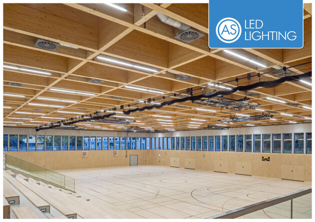 Abgependelte EKL Sportleuchten in Sporthalle am Lodererplatz, Erding