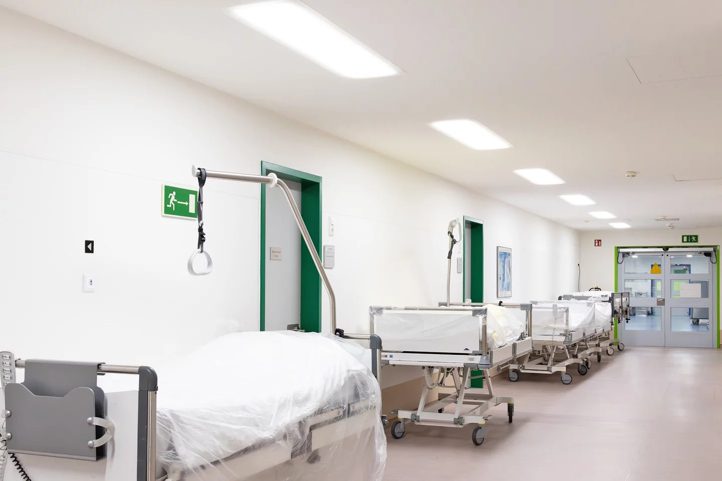 LED-Einbauleuchte EMO saniert Langfeldleuchten in Gipskartondecken des BG Klinikum Hamburg gGmbH